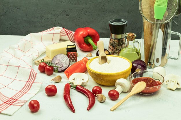 Stoł z potrawami i akcesoriami kuchennymi